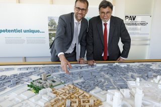 Le conseiller d'Etat genevois Antonio Hodgers (ici en compagnie de l'ancien conseiller d'Etat Robert Cramer) s'est fortement impliqué en faveur de ce projet urbanistique (archives).